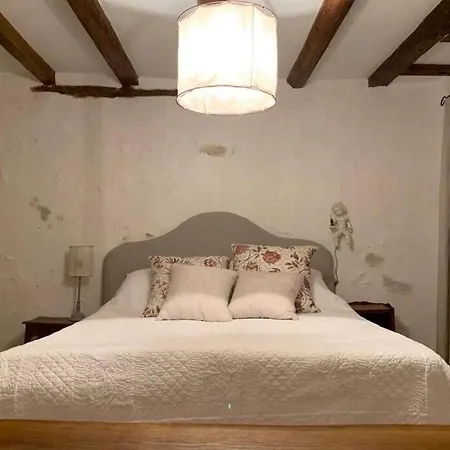 Romantic Anciens In A Beautiful Park * La Fontaine-Saint-Martin