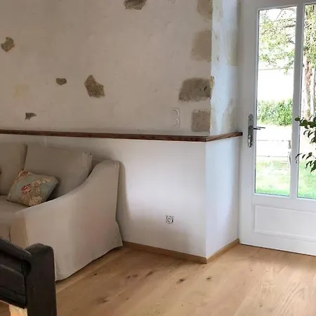 Romantic Anciens In A Beautiful Park La Fontaine-Saint-Martin