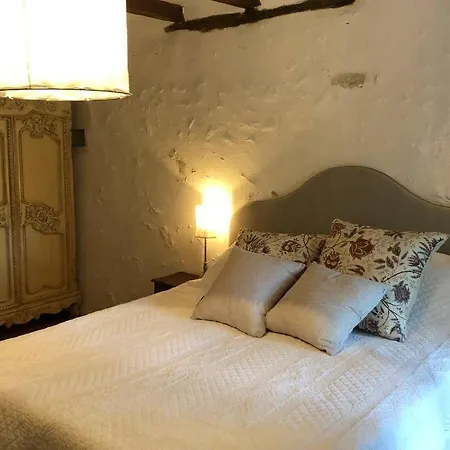 Romantic Anciens In A Beautiful Park