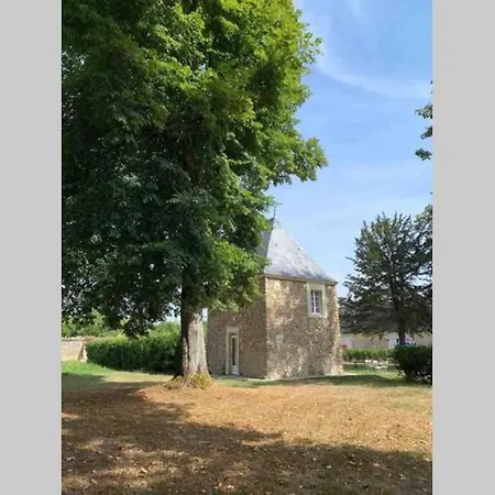 Romantic Anciens In A Beautiful Park La Fontaine-Saint-Martin