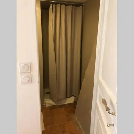 Romantic Anciens In A Beautiful Park La Fontaine-Saint-Martin