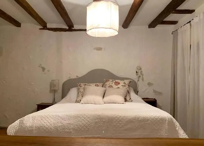 Romantic Anciens In A Beautiful Park * La Fontaine-Saint-Martin