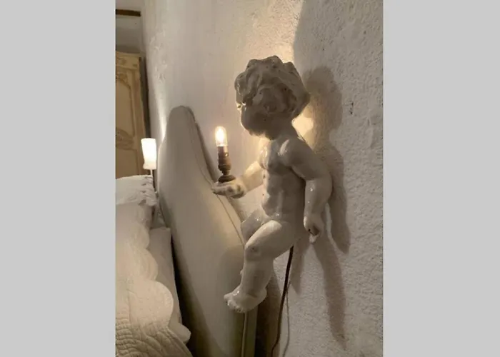 Romantic Anciens In A Beautiful Park * La Fontaine-Saint-Martin