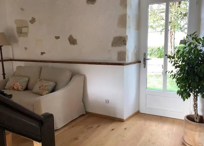 Romantic Anciens In A Beautiful Park La Fontaine-Saint-Martin