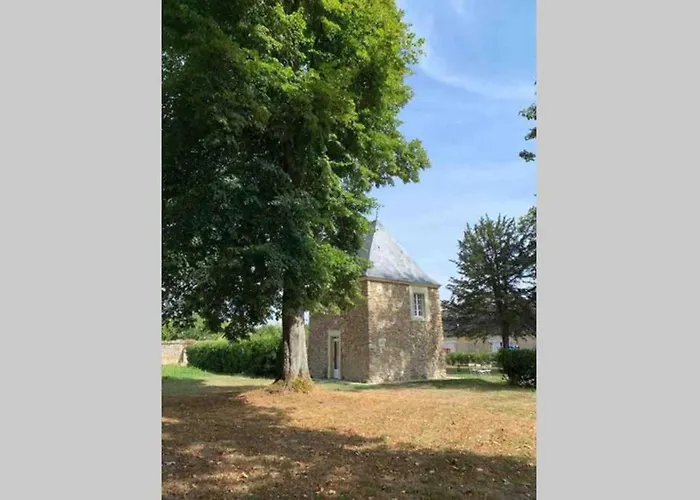 Romantic Anciens In A Beautiful Park La Fontaine-Saint-Martin
