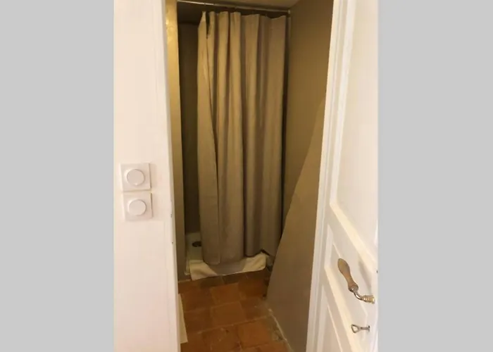 Romantic Anciens In A Beautiful Park La Fontaine-Saint-Martin